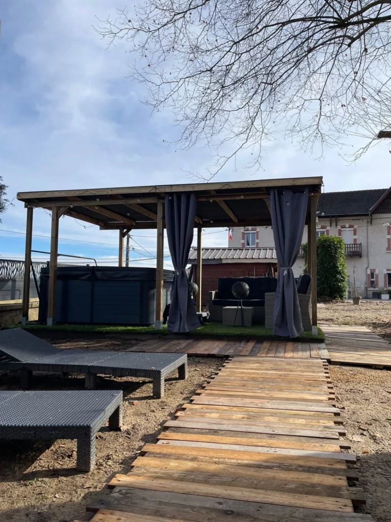 Espace bien-être avec spa privatif Isère, éclairage tamisé et décoration apaisante