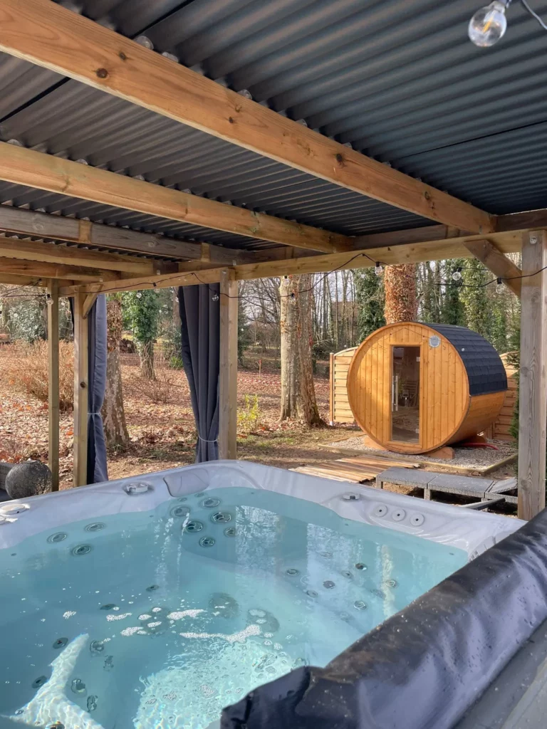 Espace détente d’un spa privatif Isère avec sauna et atmosphère cocooning