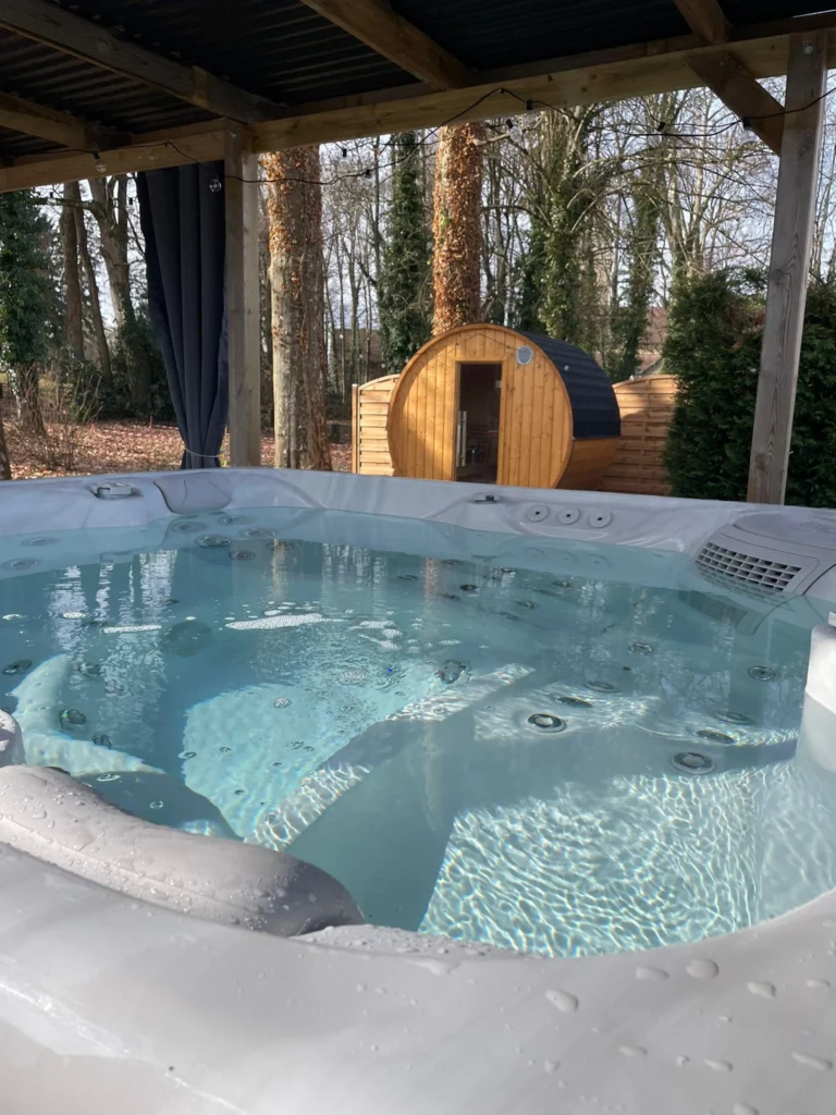 Détail du sauna et du spa privatif Isère dans un espace bien-être haut de gamme