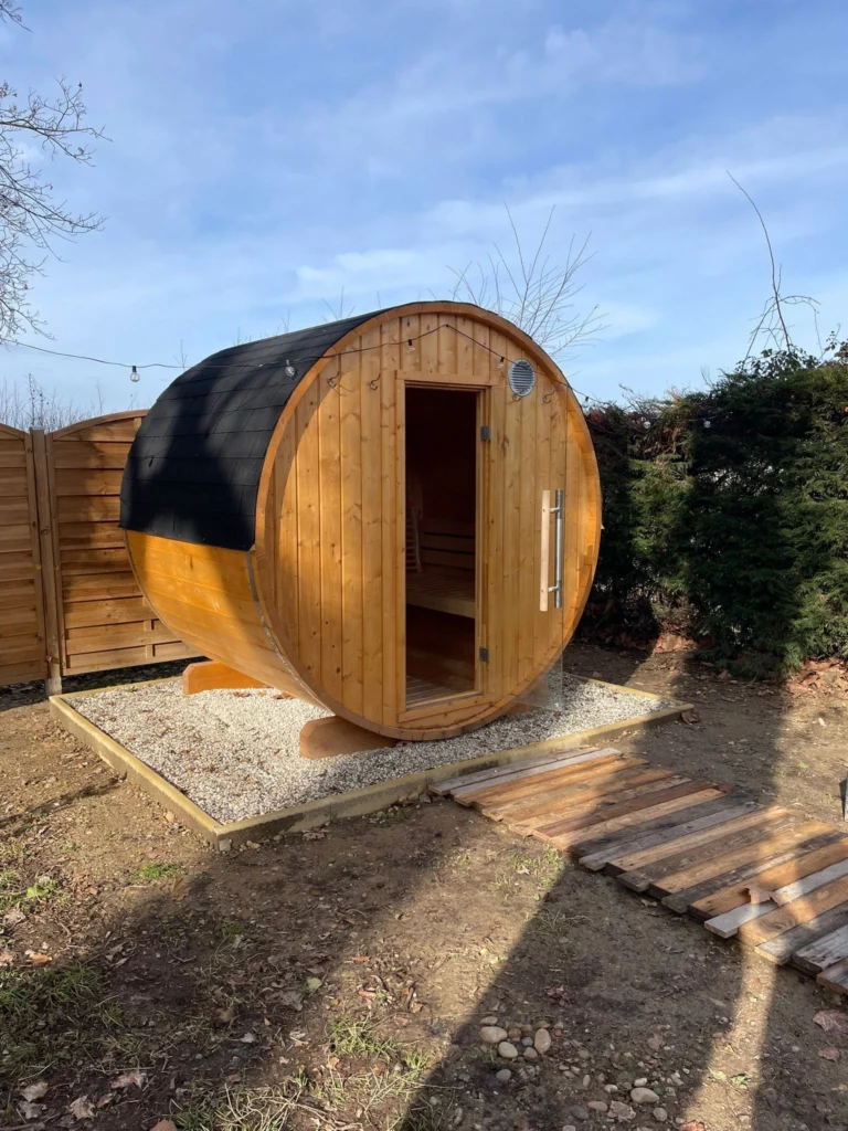 Sauna en bois dans un spa privatif Isère, idéal pour la relaxation et le lâcher-prise