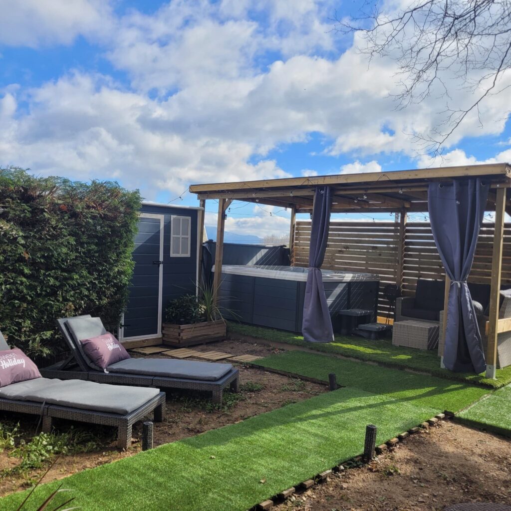 Espace bien-être avec spa privatif Isère, éclairage tamisé et décoration apaisante