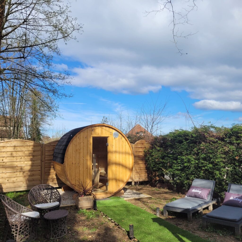 Sauna en bois dans un spa privatif Isère, idéal pour la relaxation et le lâcher-prise